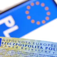 Dowód rejestracyjny z napisem "Rzeczpospolita Polska" i unijnymi gwiazdkami. Sprawdź, jak sprawdzić czy dowód rejestracyjny jest do odbioru.