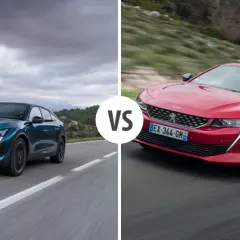 Dwa modele Peugeot sedan: jeden niebieski, drugi czerwony, jadące po drodze.