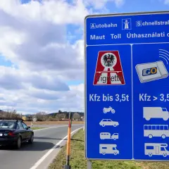 Znak informuje o opłatach drogowych w Austrii. Sprawdź e-winieta Austria cena dla pojazdów do i powyżej 3,5 tony.