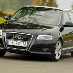 Czarne Audi A3 1.6 benzyna na drodze. Wiele osób chwali ten model za niezawodność i komfort jazdy.