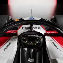 Kokpit bolidu F1 Alfa Romeo. Zastanawiasz się, ile kosztuje bolid F1? To miliony dolarów za technologię i prestiż.