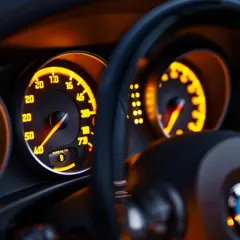 Co oznaczają żółte kontrolki w BMW E60? Znaczenie i opis symboli