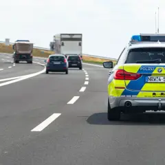 Niemiecka policja na autostradzie bez limitu prędkości. Mapa pokazuje drogę, gdzie można jechać szybko.