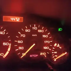 Deska rozdzielcza Peugeot 206: licznik kilometrów 4472, prędkościomierz, obrotomierz, wskaźnik temperatury i kontrolki.