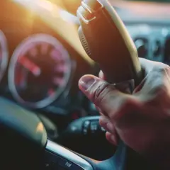 Jak zmieniać biegi w dieslu? Optymalne techniki jazdy i zmiany biegów w dieslu