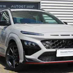 Szary Hyundai Kona N-Line z czerwonymi akcentami. Idealny na wyprzedaż rocznika 2025, czeka na nowego właściciela.