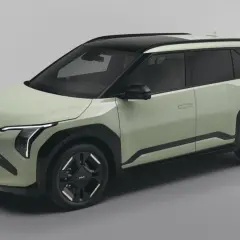Jasnozielone auto z Korei na 3 litery, Kia EV3 GT-line, z czarnym dachem i felgami, prezentuje nowoczesny design.