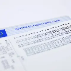 Karta kierowcy z flagą UK i danymi z tachografu.