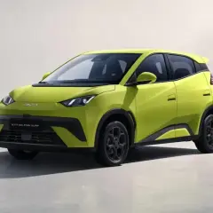 Jasnozielony BYD Dolphin Surf, miejski elektryk, gotowy na przygodę.