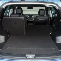 Otwarty bagażnik Hyundai ix35 z rozłożonymi tylnymi siedzeniami, gotowy na przewóz większych ładunków.