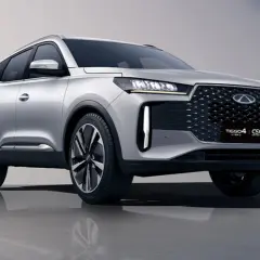 Elegancki, srebrny Chery Tiggo 4 Hybrid z nowoczesnym grillem i światłami LED.