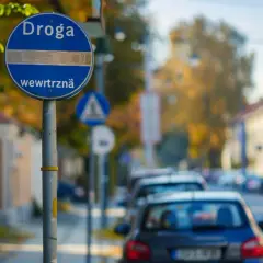 Co oznacza znak droga wewnętrzna? Przepisy drogowe i znaczenie znaku