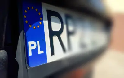 Zbliżenie na polską tablicę rejestracyjną z symbolem Unii Europejskiej. Litery "PL" i fragment numeru wskazują na bsi rejestracja.