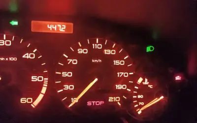 Deska rozdzielcza Peugeot 206: licznik kilometrów 4472, prędkościomierz, obrotomierz, wskaźnik temperatury i kontrolki.