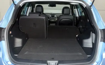 Otwarty bagażnik Hyundai ix35 z rozłożonymi tylnymi siedzeniami, gotowy na przewóz większych ładunków.