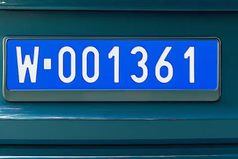 Niebieska tablica rejestracyjna z białymi znakami W-001361, typowa dla rejestracji dyplomatycznych.