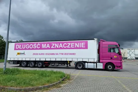 Różowa ciężarówka z napisem "Długość ma znaczenie". Idealna do nauki jazdy i zdania egzaminu na prawo jazdy kat C.