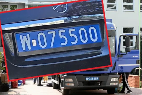 Niebieskie tablice rejestracyjne W-075500 i W-065607 na ciężarówce i samochodzie osobowym.