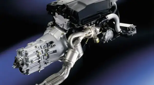 Silnik BMW M57 z turbosprężarką i skrzynią biegów, gotowy do montażu.