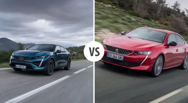 Dwa modele Peugeot sedan: jeden niebieski, drugi czerwony, jadące po drodze.