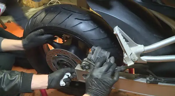 Ile kosztuje wymiana opon w motocyklu? Sprawdź, by nie przepłacić