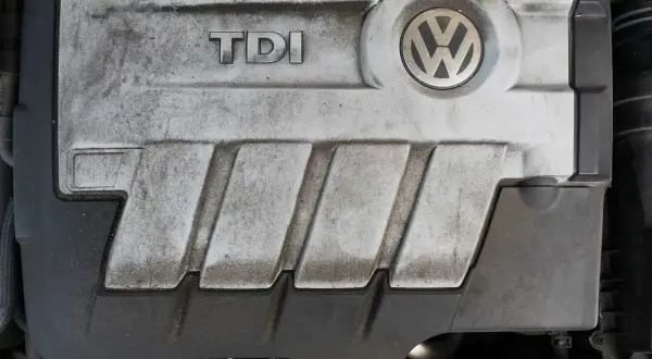 Pokrywa silnika TDI z logo VW. Silnik 1.9 TDI 105 KM, lekko zabrudzony, ale wciąż gotowy do pracy.