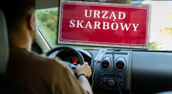 Kierowca w samochodzie zbliża się do Urzędu Skarbowego, być może w celu złożenia deklaracji PCC-3 od zakupu auta.