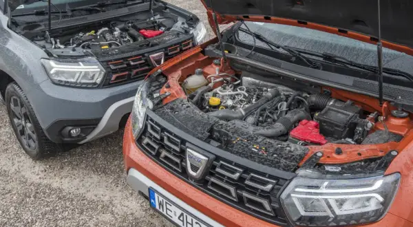 Dwa Dacie Duster z otwartymi maskami, prezentujące swoje silniki. Czy to najlepsze silniki benzynowe?