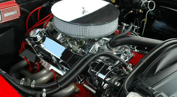 Błyszczący silnik V8 z chromowanymi elementami i filtrem powietrza. Potężna jednostka 77 kw gotowa do akcji.