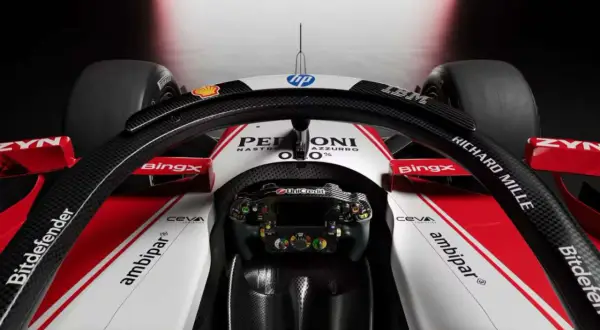 Kokpit bolidu F1 Alfa Romeo. Zastanawiasz się, ile kosztuje bolid F1? To miliony dolarów za technologię i prestiż.