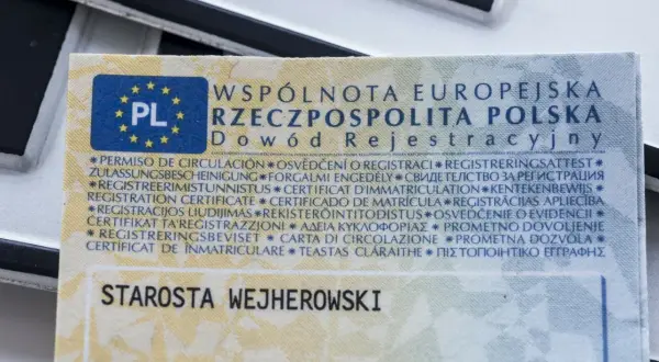 Dowód rejestracyjny pojazdu z pieczęcią Starosty Wejherowskiego. Dokument zawiera nazwy w wielu językach.