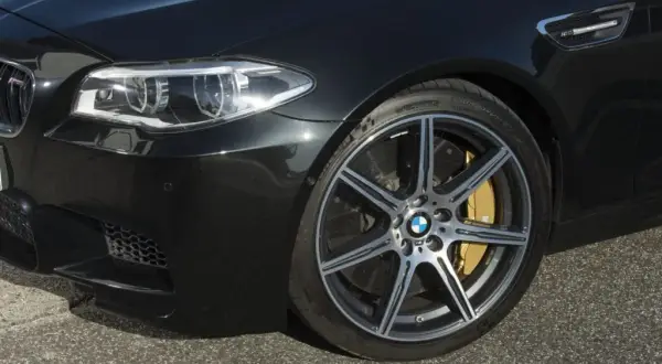 BMW M5 F10 – szczegółowe dane techniczne, osiągi i problemy użytkowników