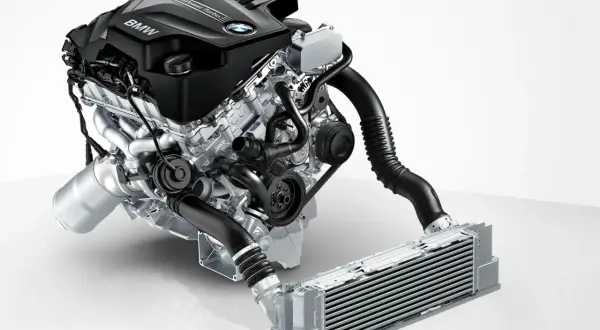Silnik BMW TwinPower Turbo, model n20, z elementami układu dolotowego i chłodnicą międzystopniową.