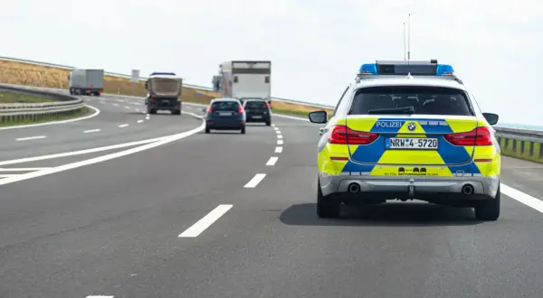 Niemiecka policja na autostradzie bez limitu prędkości. Mapa pokazuje drogę, gdzie można jechać szybko.