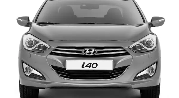 Szary Hyundai i40 1.7 CRDi z przodu, z wyraźnym logo i nazwą modelu.