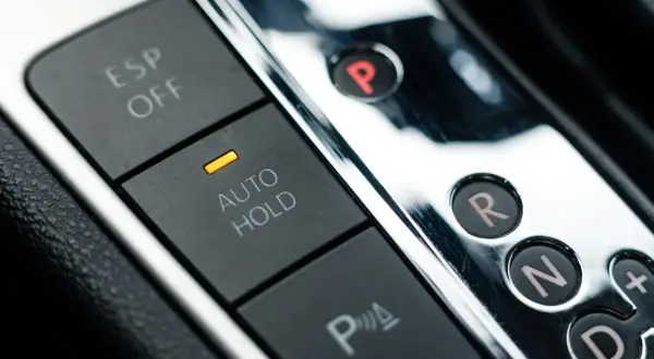 Auto Hold w jakich samochodach? Sprawdź, które modele go mają