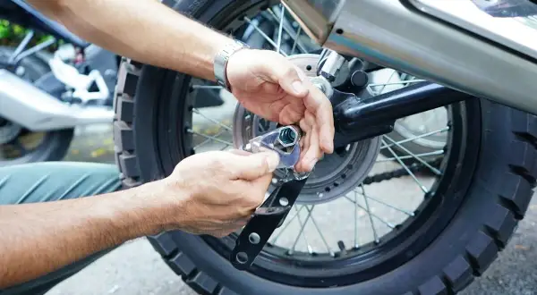 Co ile wymieniać opony w motocyklu, aby uniknąć niebezpieczeństwa?