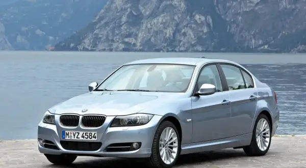 BMW E90 3.0: kompletny przegląd modelu, silników i wyposażenia