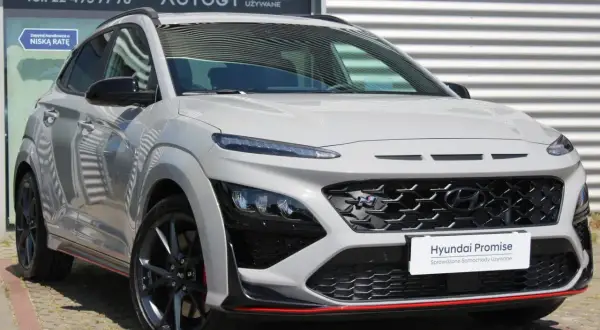 Szary Hyundai Kona N-Line z czerwonymi akcentami. Idealny na wyprzedaż rocznika 2025, czeka na nowego właściciela.