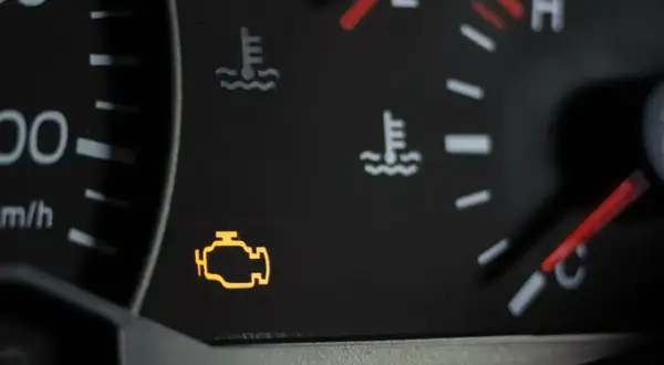 Kontrolka silnika świeci się, sugerując problem. Dowiedz się, jak skasować błąd check engine bez komputera.