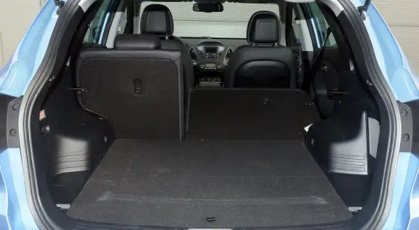 Otwarty bagażnik Hyundai ix35 z rozłożonymi tylnymi siedzeniami, gotowy na przewóz większych ładunków.