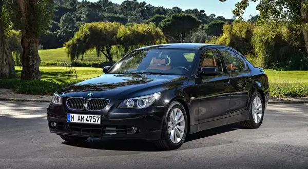 BMW E60 3.0 benzyna – doskonałe połączenie komfortu i osiągów.