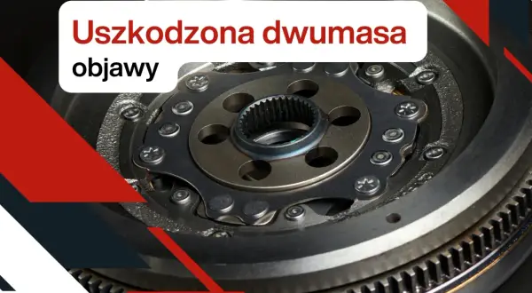 Zbliżenie na koło dwumasowe, z widocznymi śrubami i zębatkami. Tekst informuje o objawach uszkodzonej dwumasy.