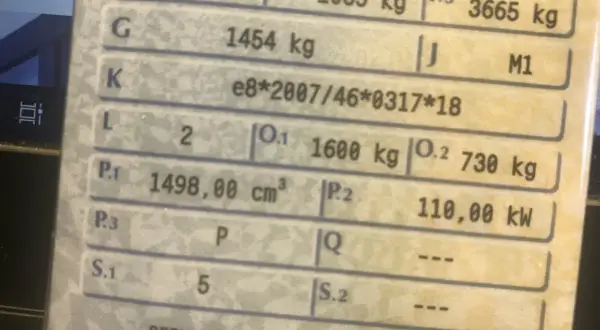 Szczegóły pojazdu z dowodu rejestracyjnego: masa 2065 kg, homologacja e8*2007/46*0317*18, moc 110 kW.
