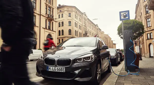 BMW Plug-in: Wszystko o hybrydach ładowanych z gniazdka