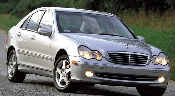 Mercedes W203 2.2 CDI: Kluczowe informacje o osiągach, zaletach i wadach