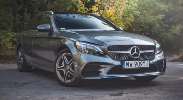 Mercedes C 220 d - elegancja, osiągi i oszczędność paliwa w jednym