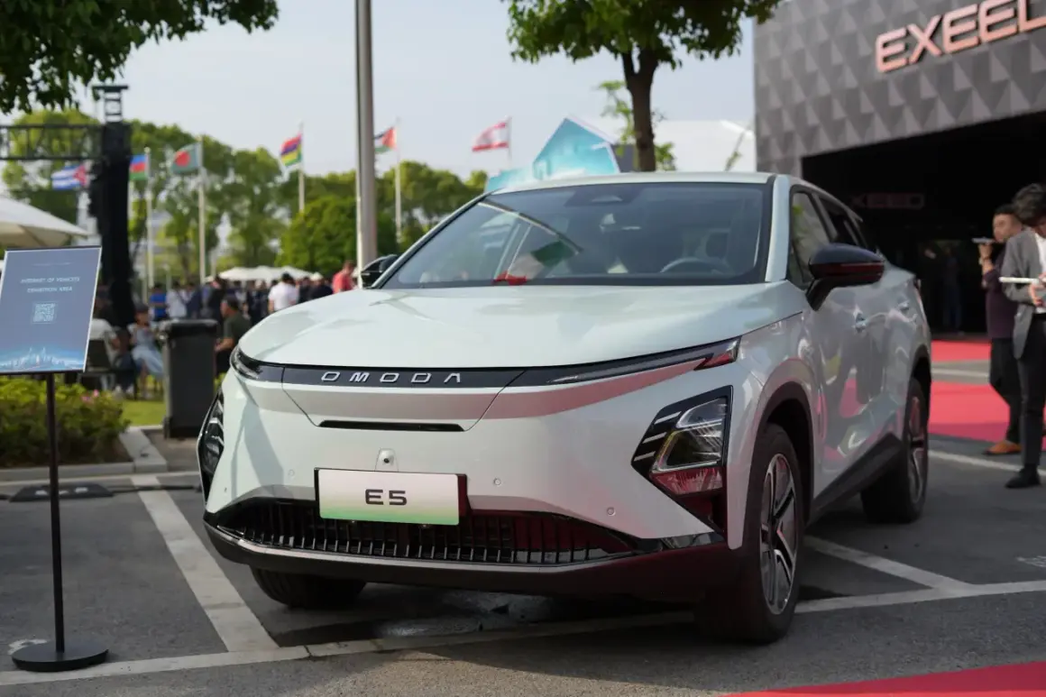 Nowy chiński suv OMODA E5 prezentowany na wystawie.