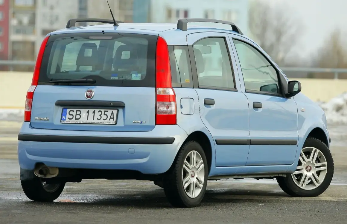 Błękitne małe auto z automatyczną skrzynią biegów, idealne do 10 tys. zł. Fiat Panda Multijet z 2008 roku.