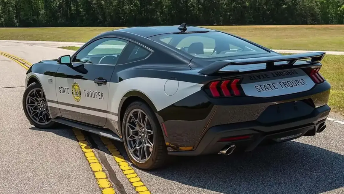 Czarny Ford Mustang w barwach policji "State Trooper" z napisem na boku i tyle.